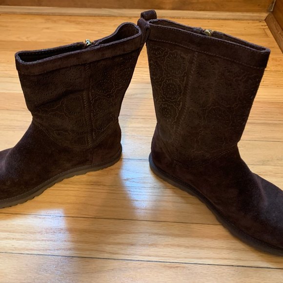 UGG brown suede flat unlined boots, size 7 EUC - Picture 3 of 7
